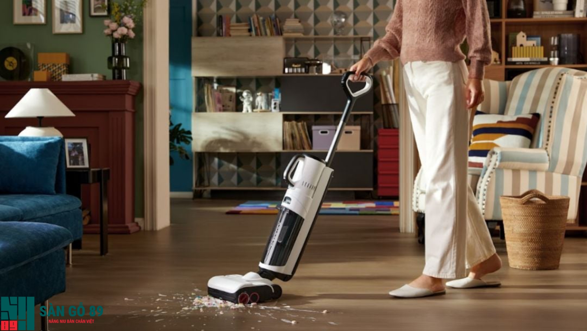 dùng máy hút bụi vệ sinh sàn gỗ